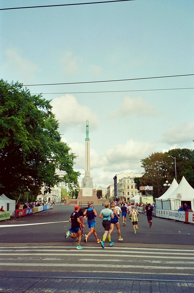 Midnattsloppet: löpare i full fart, nattens energi!